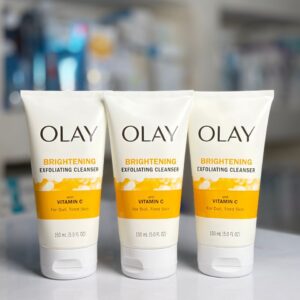 OLAY BRIGHTENING EXFOLIATING CLEANSER WITH VITAMIN C 150ml